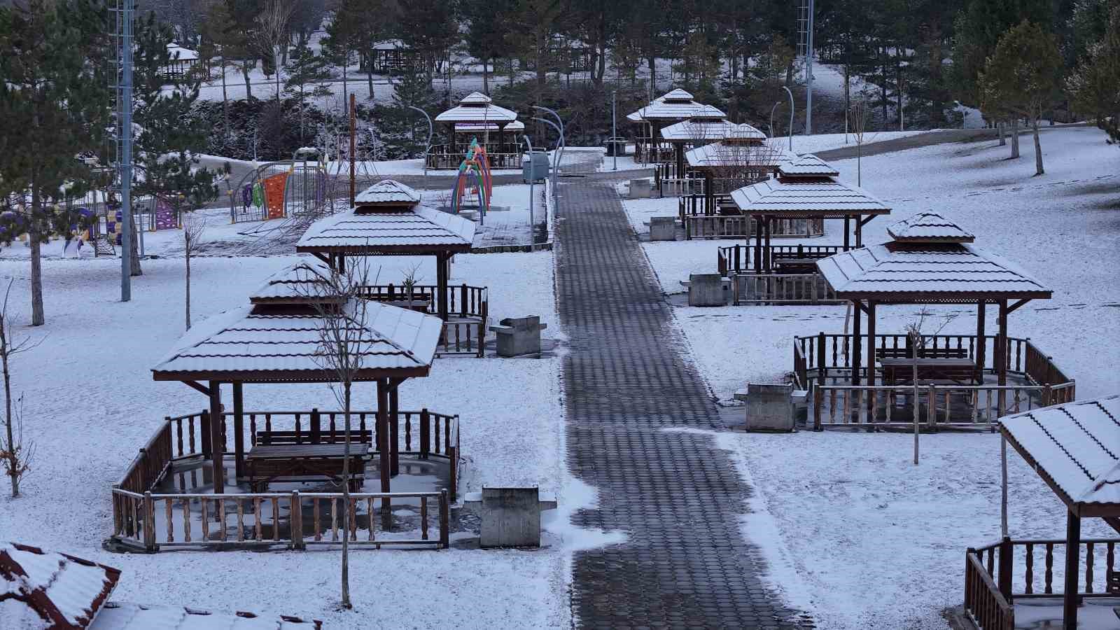 Kar Sivas’ı terk edemedi, şehir yeniden beyaza büründü
