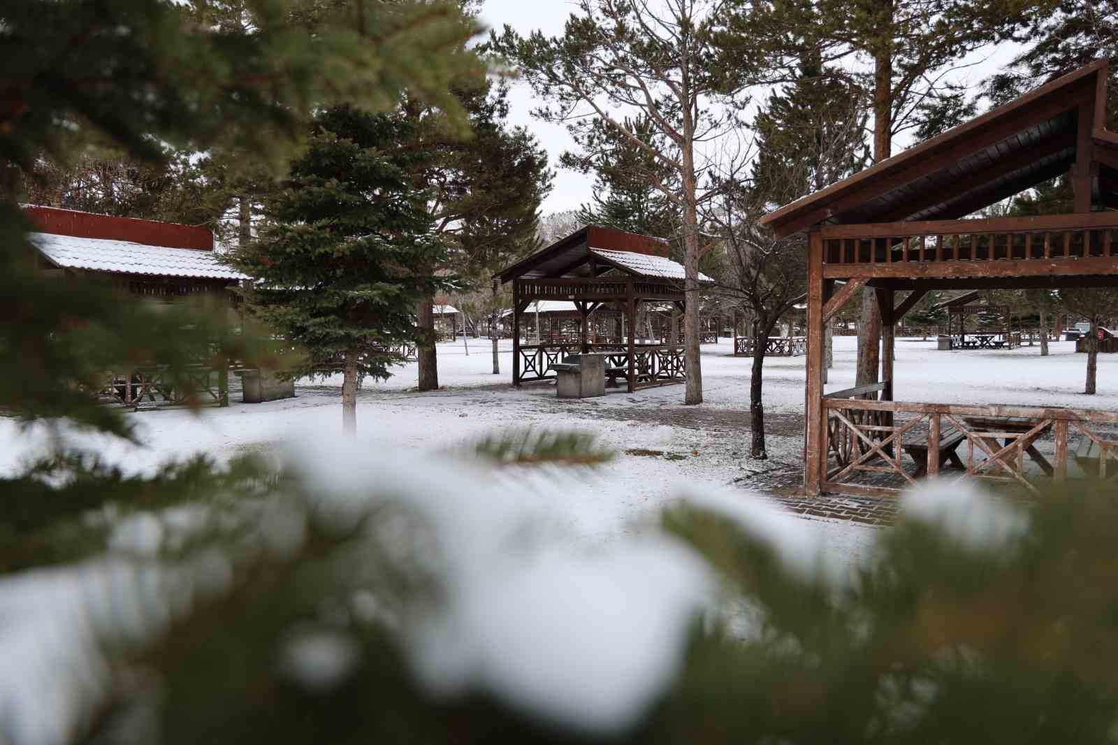 Kar Sivas’ı terk edemedi, şehir yeniden beyaza büründü
