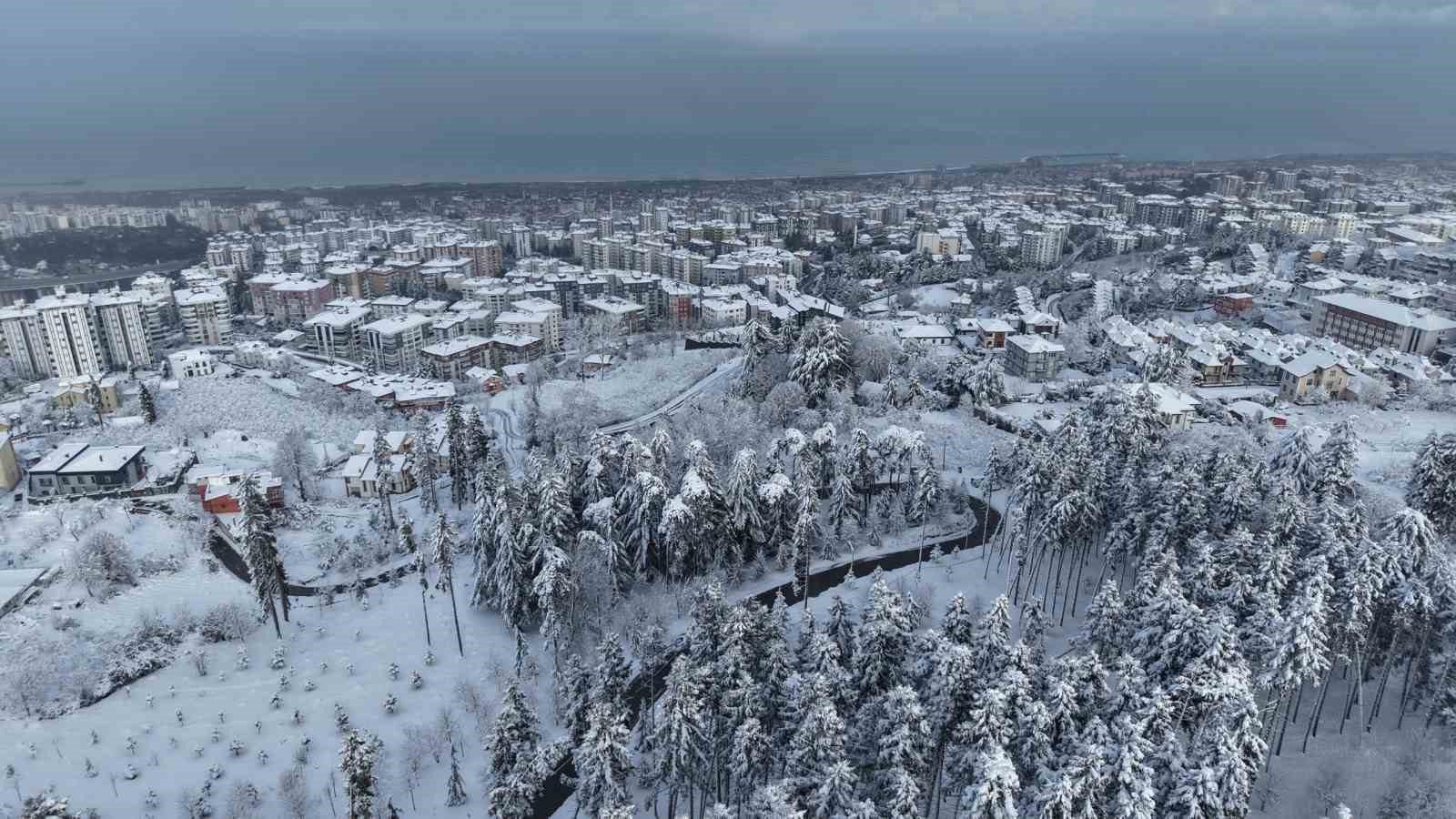 Kar Trabzon’u beyaza bürüdü
