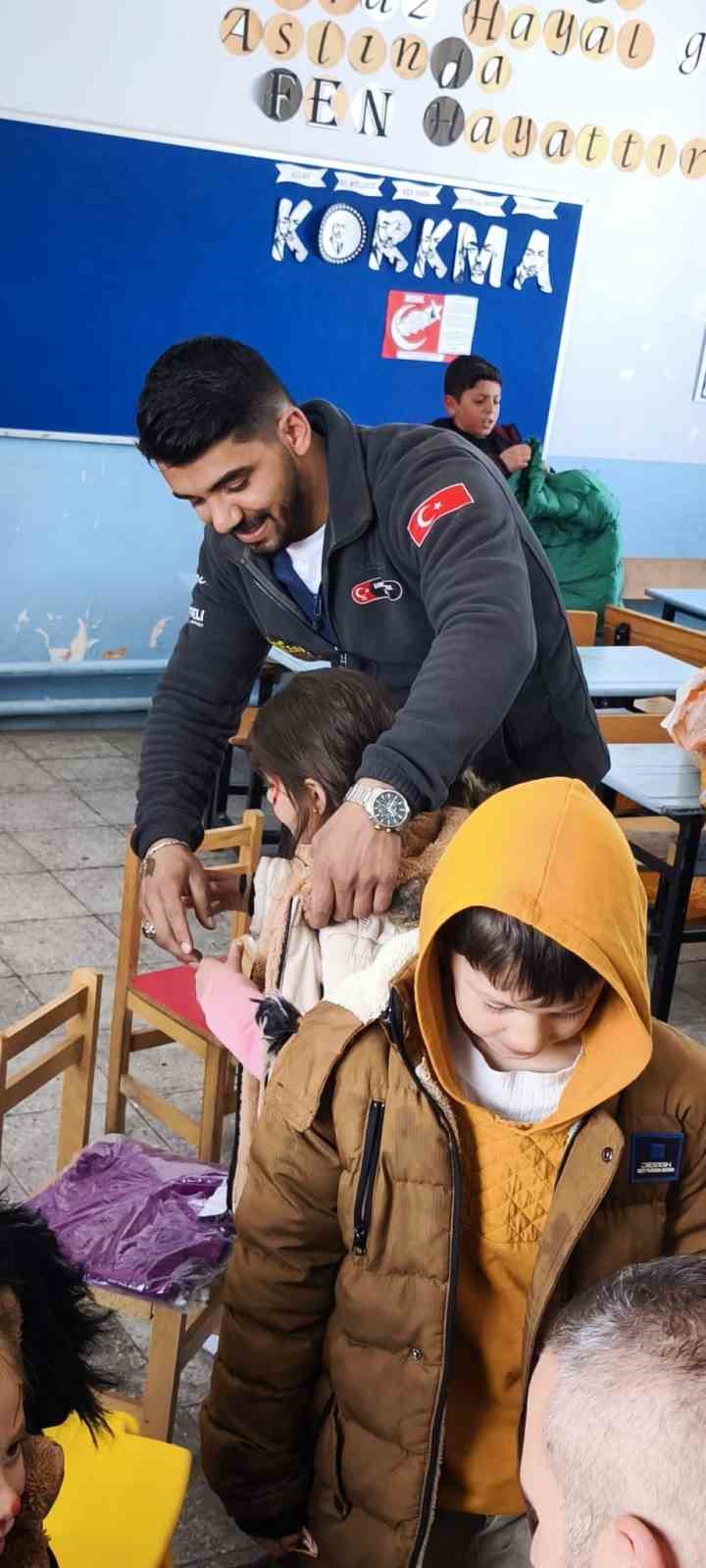 Kar tünellerinden geçerek zorlu yolları aştılar, kış şartlarında 2 bin 700 rakımlı köyde minik yürekleri ısıttılar
