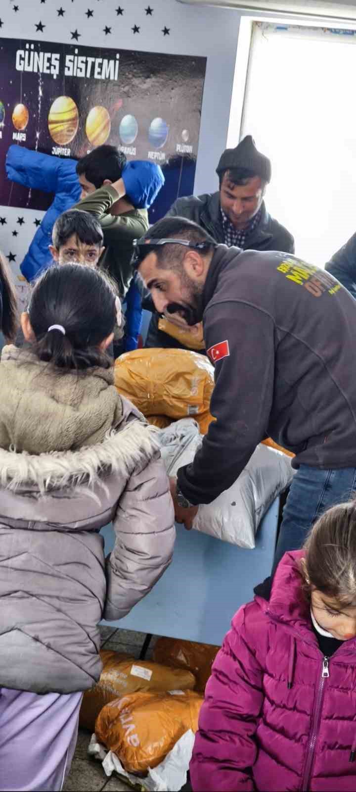 Kar tünellerinden geçerek zorlu yolları aştılar, kış şartlarında 2 bin 700 rakımlı köyde minik yürekleri ısıttılar
