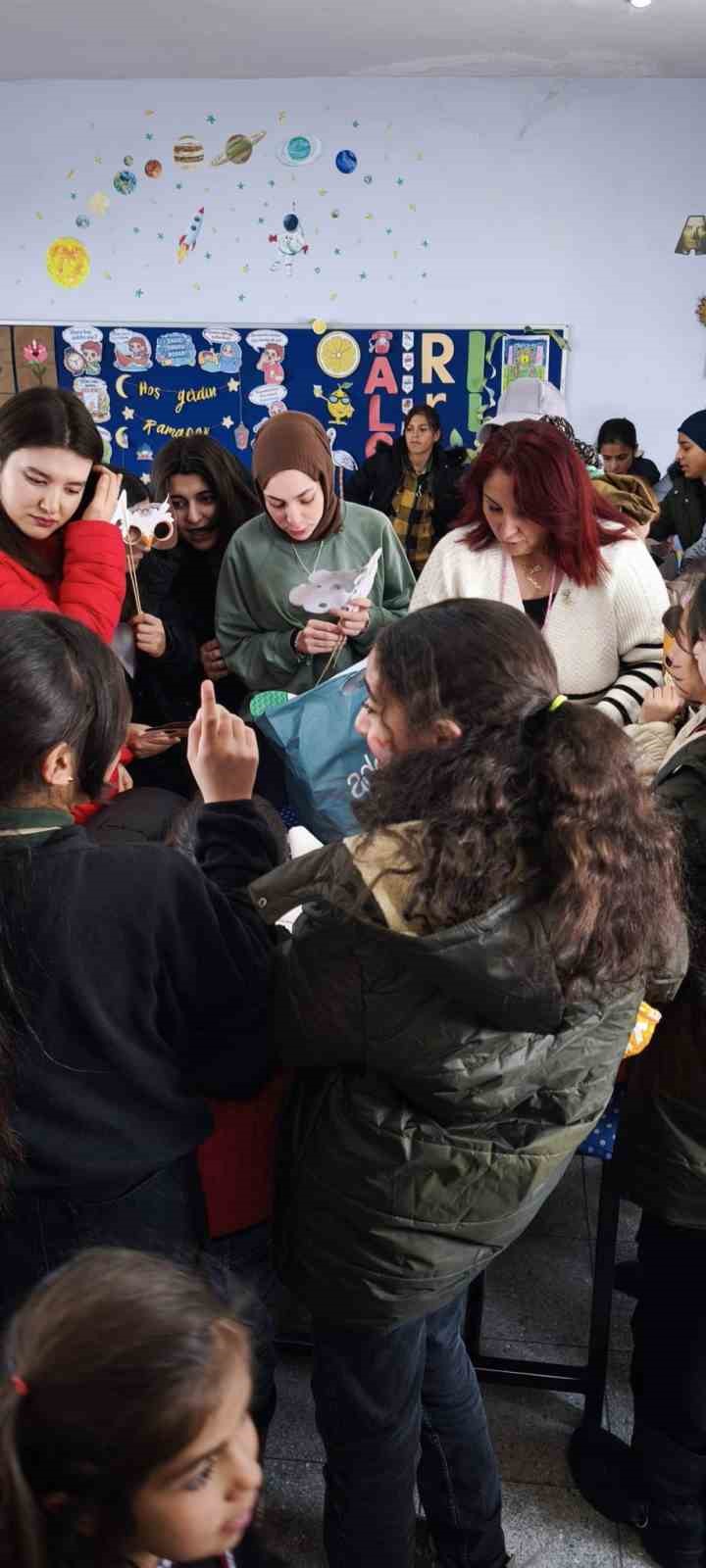 Kar tünellerinden geçerek zorlu yolları aştılar, kış şartlarında 2 bin 700 rakımlı köyde minik yürekleri ısıttılar
