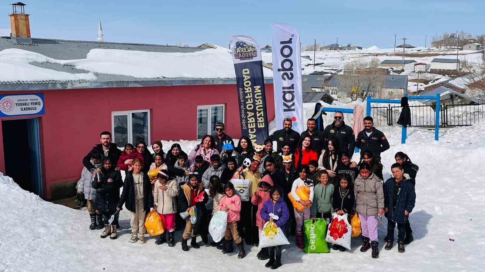 Kar tünellerinden geçerek zorlu yolları aştılar, kış şartlarında 2 bin 700 rakımlı köyde minik yürekleri ısıttılar
