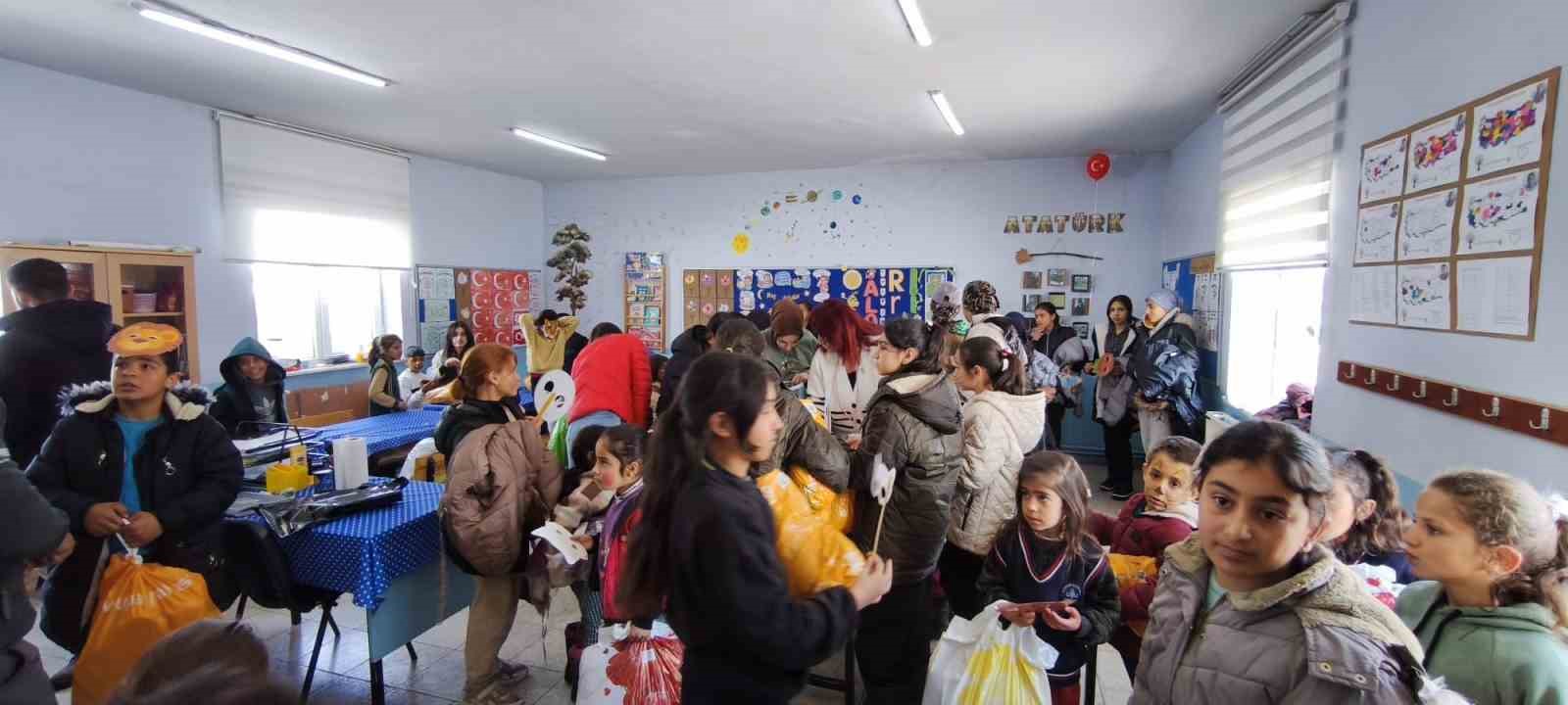 Kar tünellerinden geçerek zorlu yolları aştılar, kış şartlarında 2 bin 700 rakımlı köyde minik yürekleri ısıttılar
