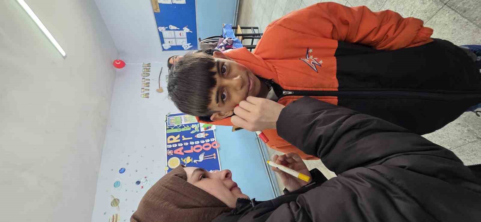 Kar tünellerinden geçerek zorlu yolları aştılar, kış şartlarında 2 bin 700 rakımlı köyde minik yürekleri ısıttılar
