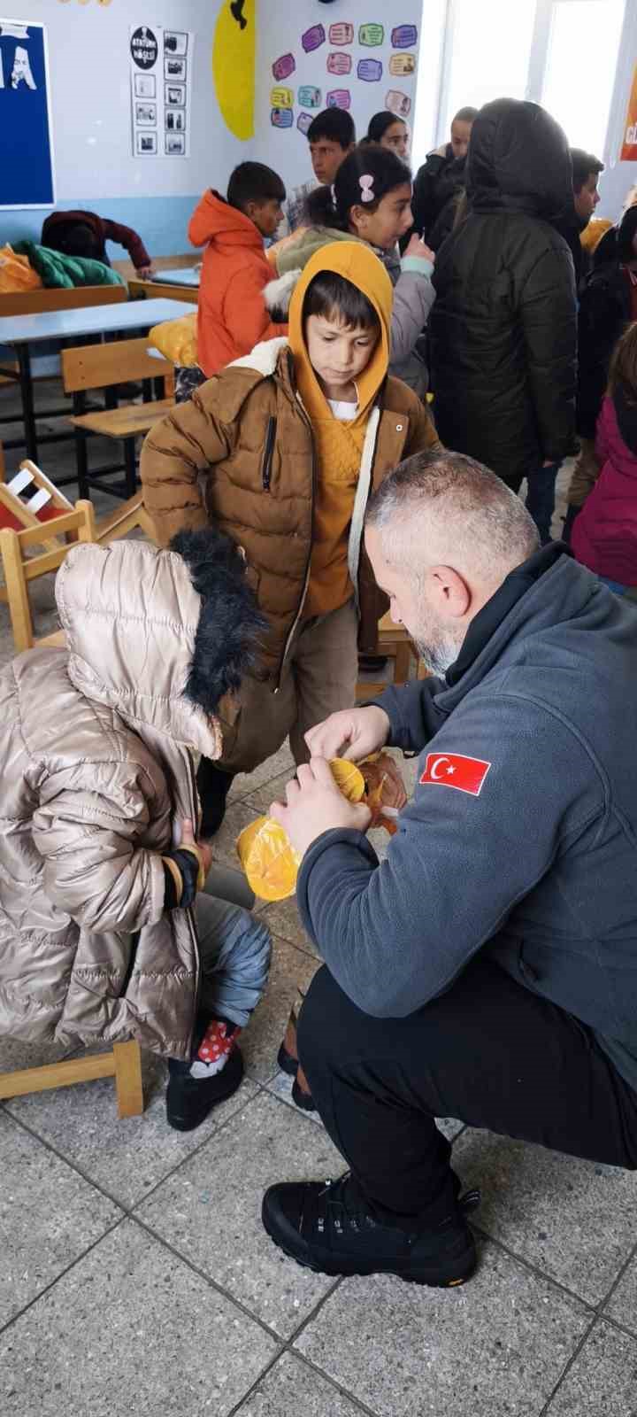 Kar tünellerinden geçerek zorlu yolları aştılar, kış şartlarında 2 bin 700 rakımlı köyde minik yürekleri ısıttılar
