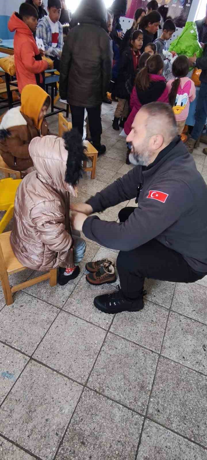 Kar tünellerinden geçerek zorlu yolları aştılar, kış şartlarında 2 bin 700 rakımlı köyde minik yürekleri ısıttılar
