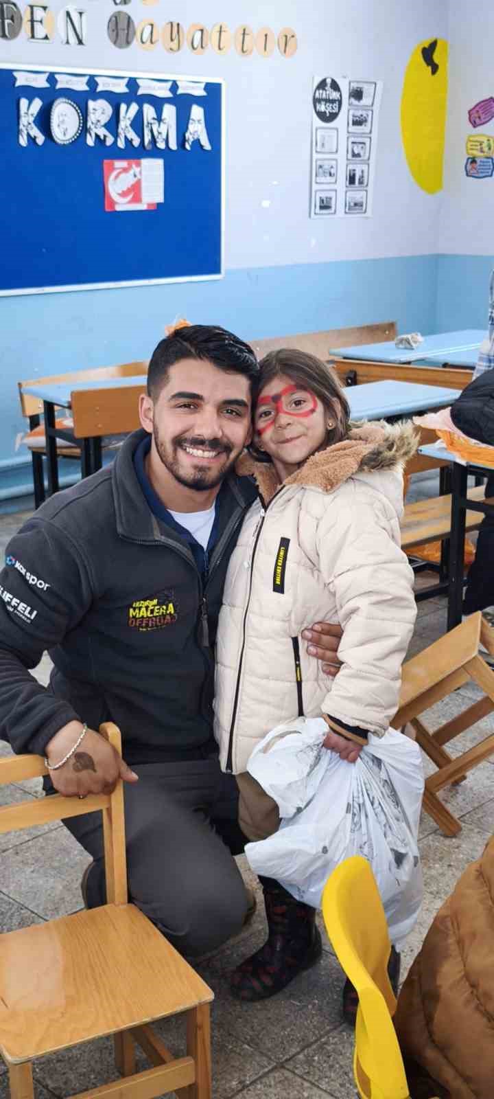 Kar tünellerinden geçerek zorlu yolları aştılar, kış şartlarında 2 bin 700 rakımlı köyde minik yürekleri ısıttılar
