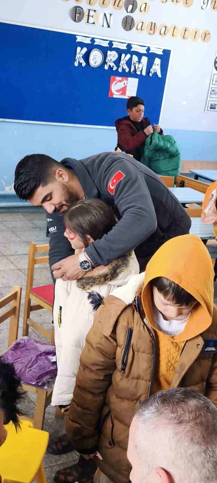 Kar tünellerinden geçerek zorlu yolları aştılar, kış şartlarında 2 bin 700 rakımlı köyde minik yürekleri ısıttılar
