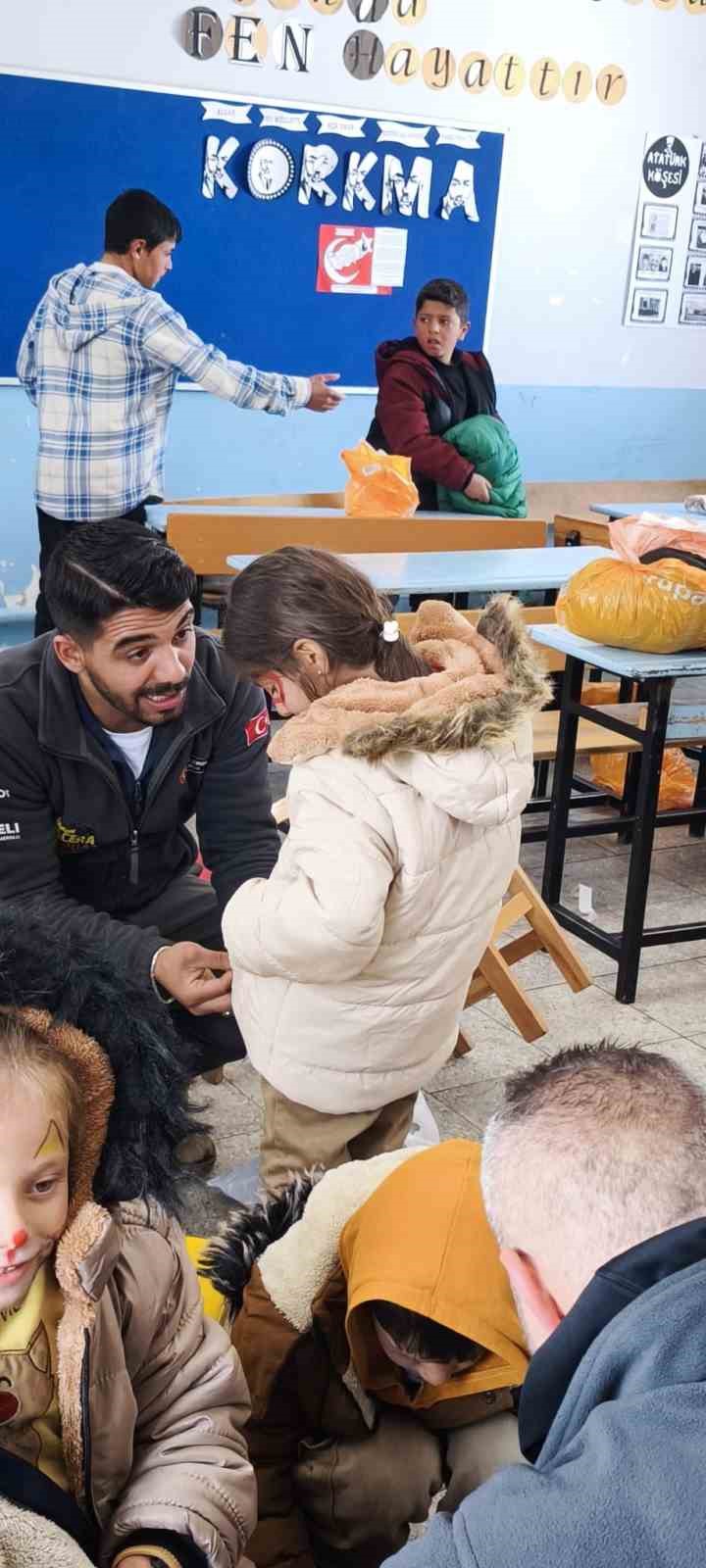 Kar tünellerinden geçerek zorlu yolları aştılar, kış şartlarında 2 bin 700 rakımlı köyde minik yürekleri ısıttılar
