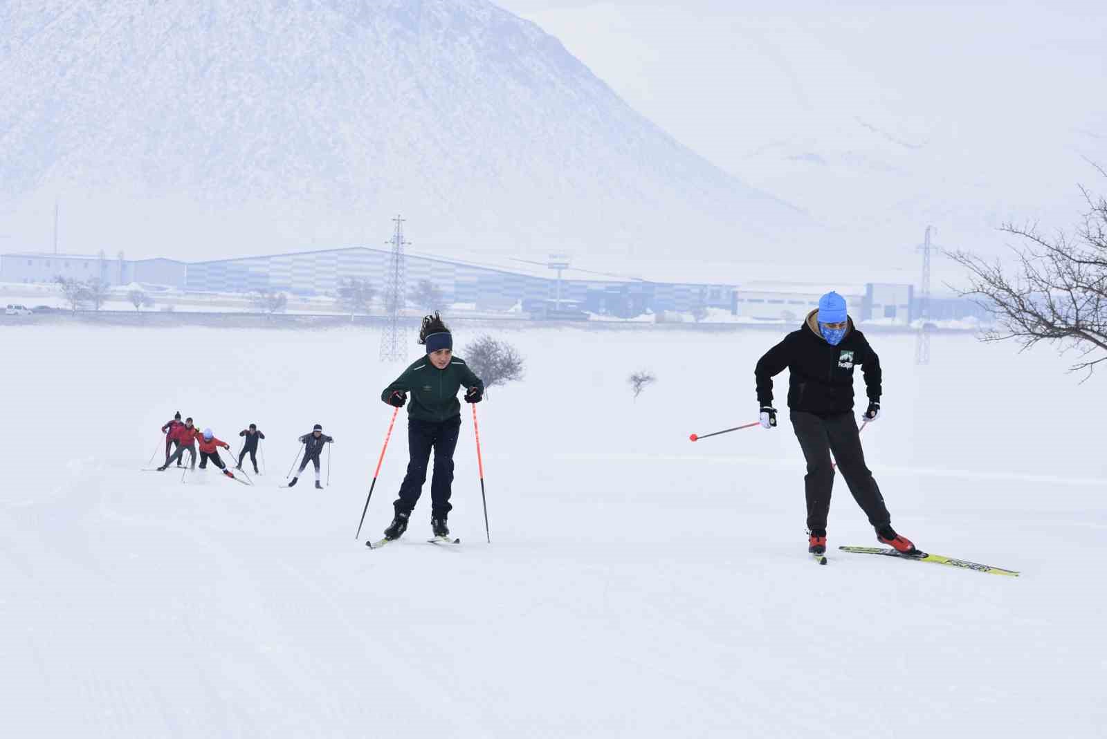 Kar ve ayaz altında şampiyonluk mesaisi
