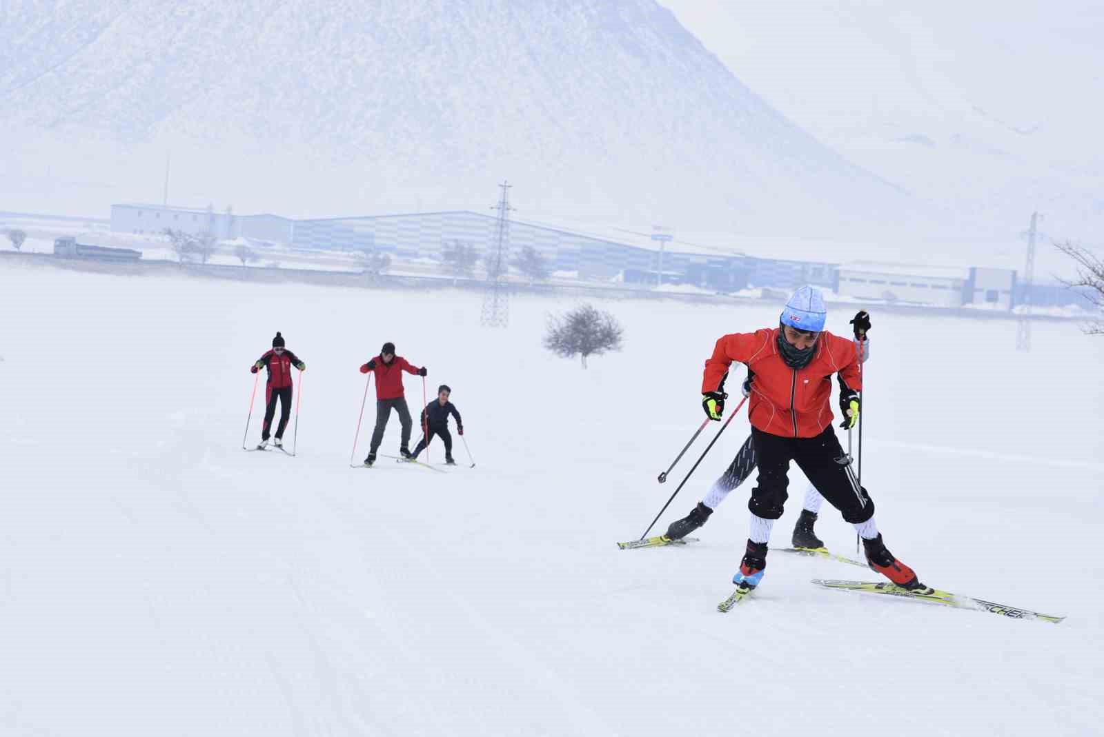Kar ve ayaz altında şampiyonluk mesaisi
