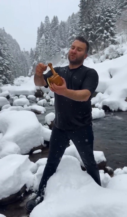 Kar ve soğuğa aldırmadı, ürününü tanıtmak için dereye girdi
Kar ve soğuğa aldırmadı, ürününü tanıtmak için dereye girdi