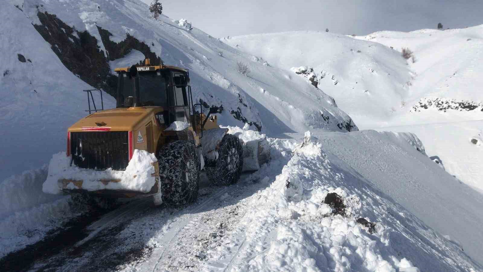 Kar ve tipi Doğu’yu etkiledi, ekipler yolları açıyor
