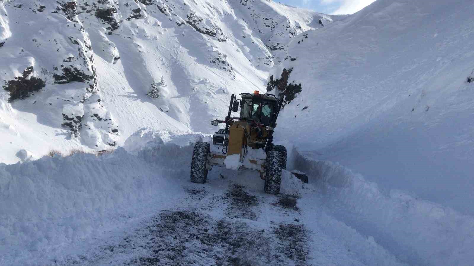 Kar ve tipi Doğu’yu etkiledi, ekipler yolları açıyor
