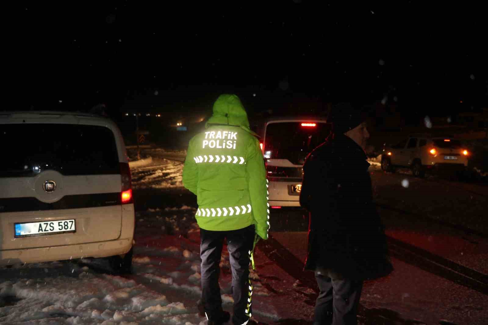 Kar ve tipi nedeniyle Erzincan’ın çevre illerle ulaşımı güçlükle sağlanıyor
