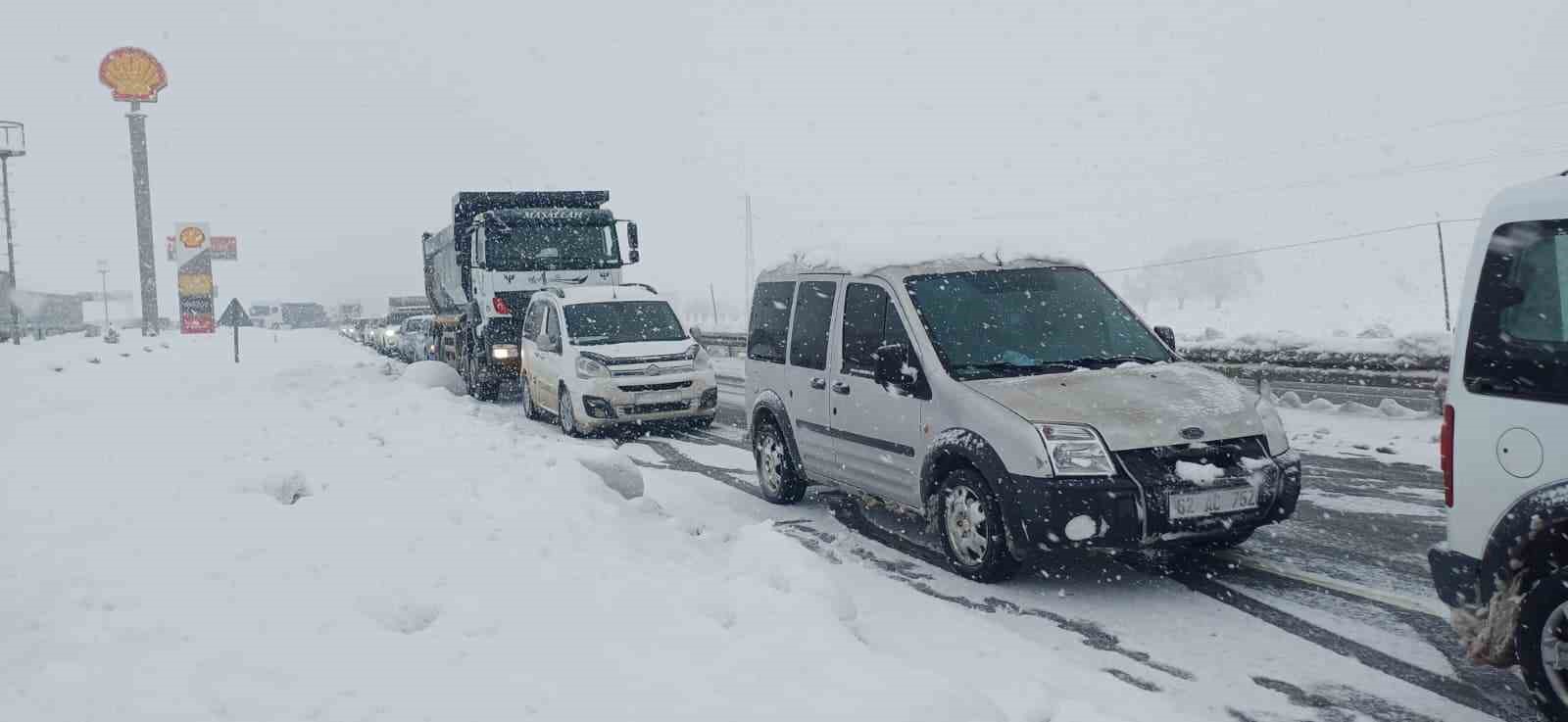Kar ve tipi ulaşımı aksatıyor
