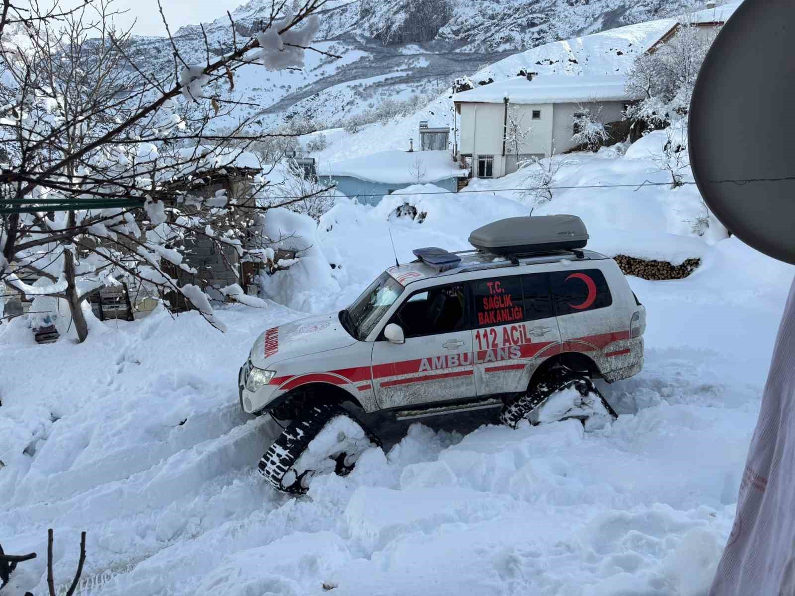Kar ve tipiye rağmen şifa yolu açık, paletli ambulanslar görevde
