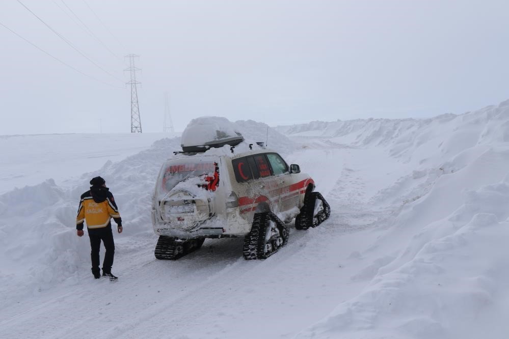 Kar ve tipiye rağmen şifa yolu açık, paletli ambulanslar görevde
