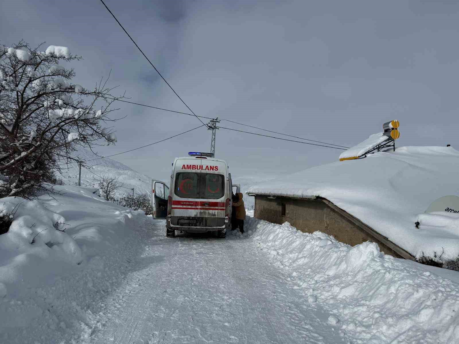 Kar ve tipiye rağmen şifa yolu açık, paletli ambulanslar görevde
