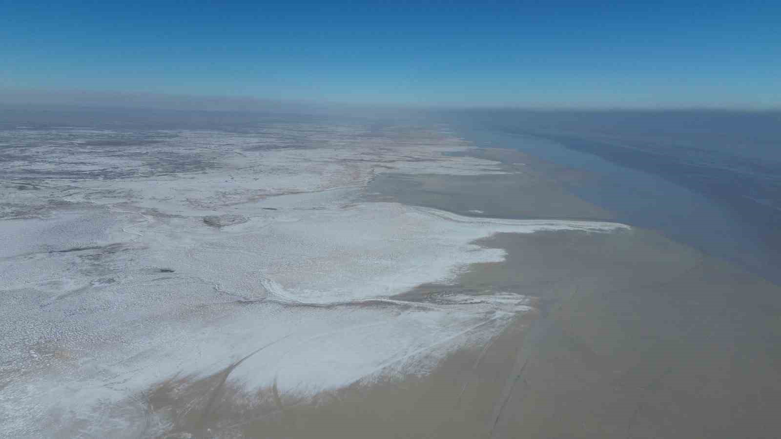 Kar ve yağmur yağışı Tuz Gölü’nü umutlandırdı
