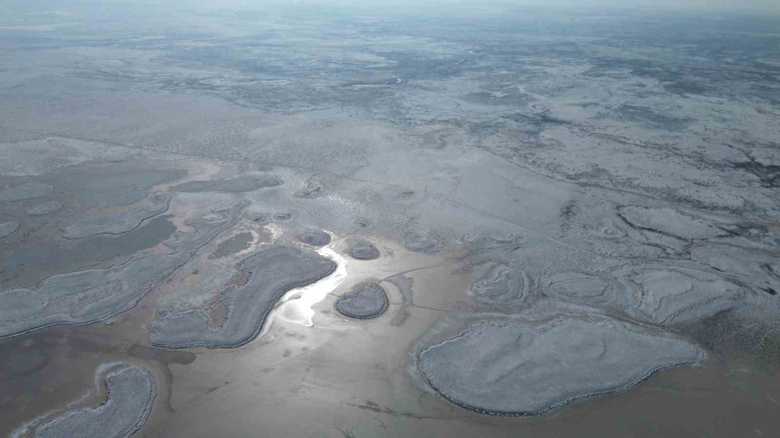 Kar ve yağmur yağışı Tuz Gölü’nü umutlandırdı
