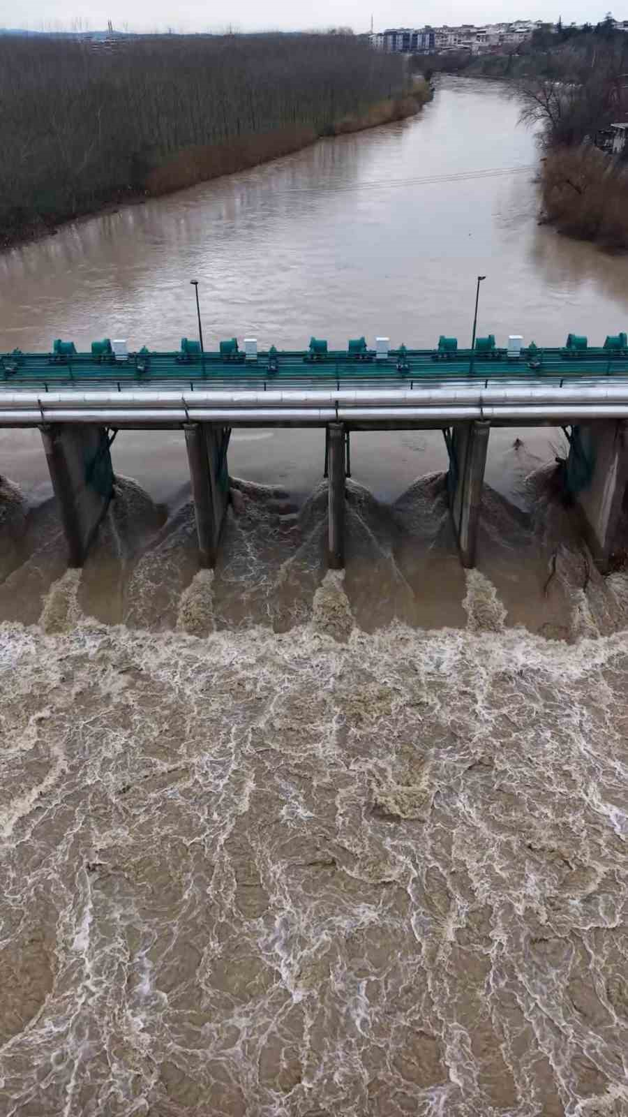 Kar ve yağmurların ardından, Mustafakemalpaşa Çayı coştu
