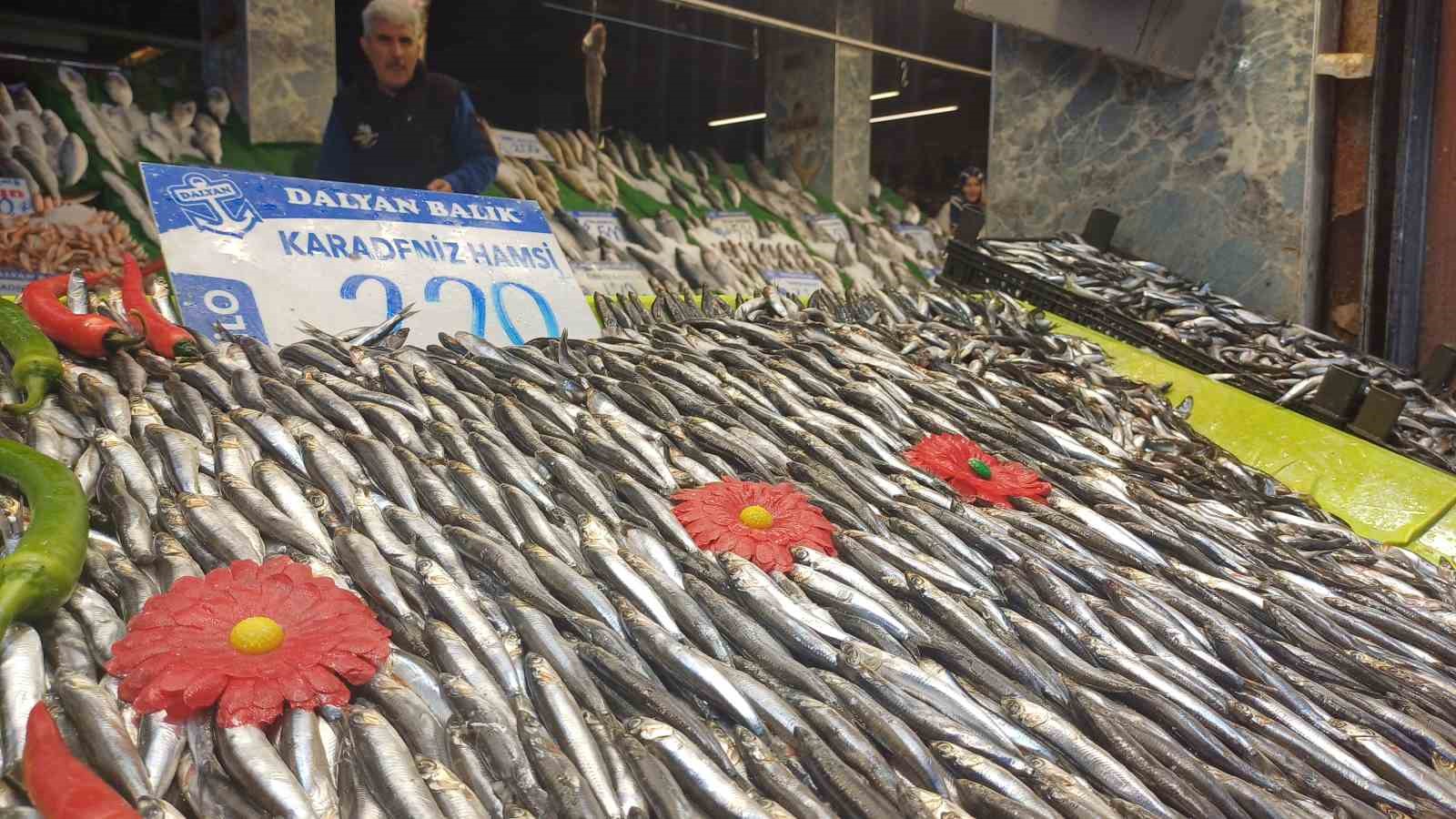 Kar yağdı, balık tezgâhları şenlendi
