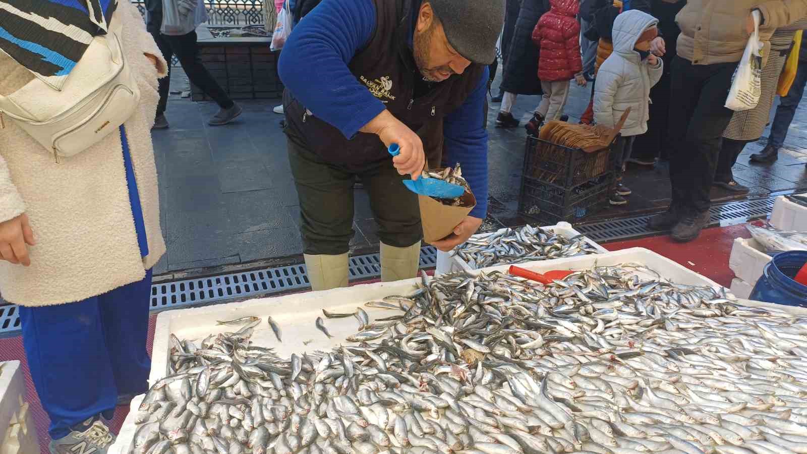 Kar yağdı, balık tezgâhları şenlendi
