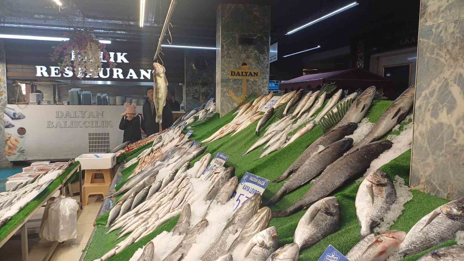 Kar yağdı, balık tezgâhları şenlendi
