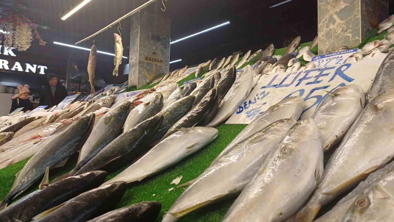 Kar yağdı, balık tezgâhları şenlendi
