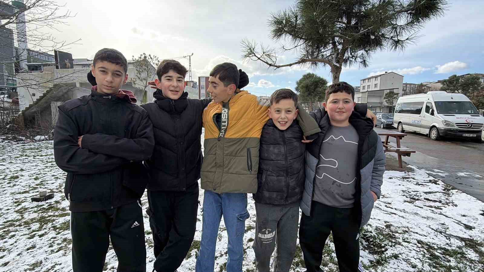 Kar yağışı altında futbol müsabakası  dronla görüntülendi
