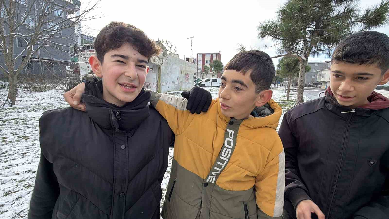 Kar yağışı altında futbol müsabakası  dronla görüntülendi
