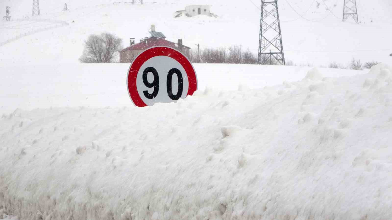 Kar yağışı Bitlis’te etkisini artırdı: 100 köy yolu ulaşıma kapandı
