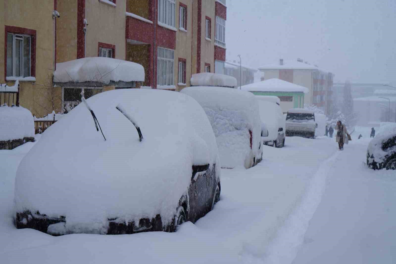 Kar yağışı Erzurum’u felç etti, okullar tatil, kar kalınlığı 50 santimetreyi geçti, bin 167 köy yolu ulaşıma kapalı
