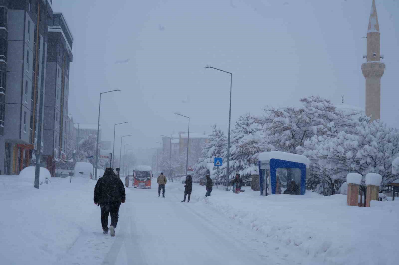 Kar yağışı Erzurum’u felç etti, okullar tatil, kar kalınlığı 50 santimetreyi geçti, bin 167 köy yolu ulaşıma kapalı
