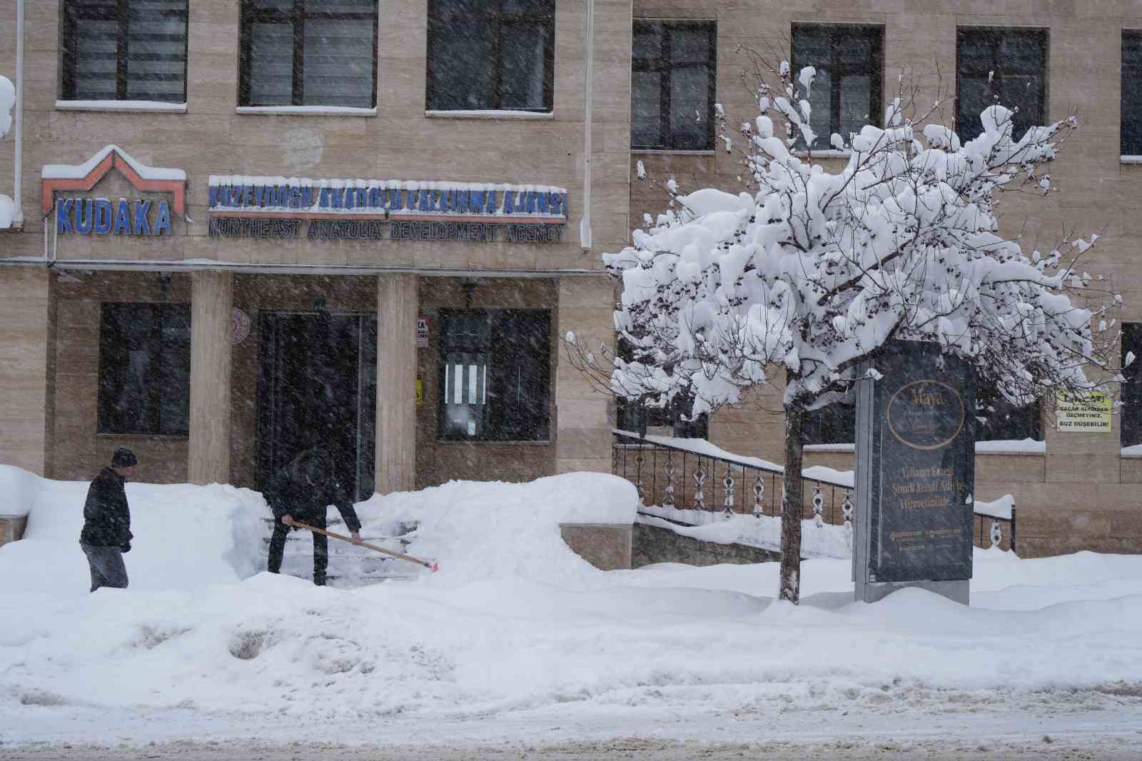 Kar yağışı Erzurum’u felç etti, okullar tatil, kar kalınlığı 50 santimetreyi geçti, bin 167 köy yolu ulaşıma kapalı
