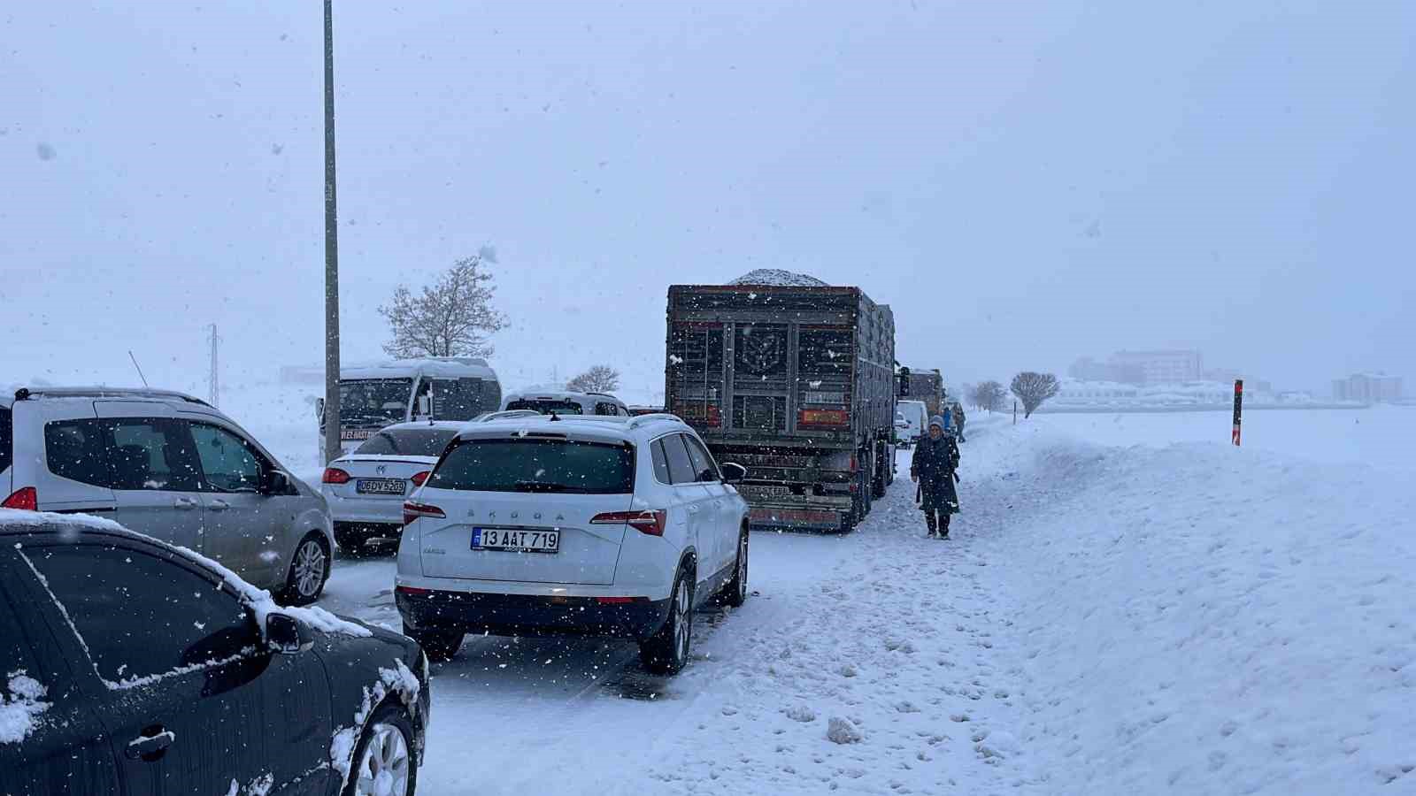 Kar yağışı kazaları beraberinde getirdi
