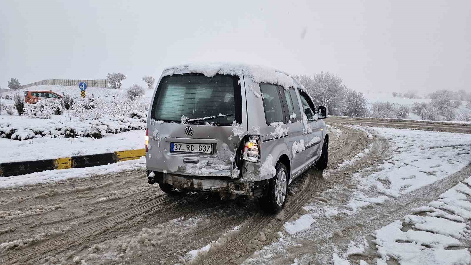 Kar yağışı kazayı beraberinde getirdi: 10 aracın karıştığı kazada 6 kişi yaralandı
