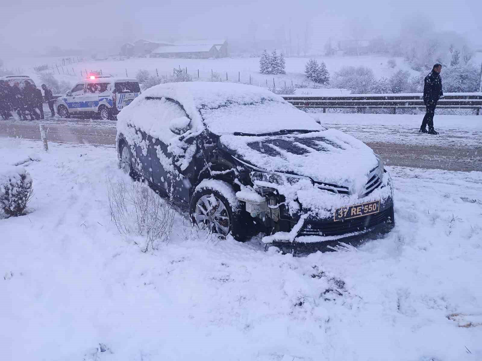 Kar yağışı kazayı beraberinde getirdi: 10 aracın karıştığı kazada 6 kişi yaralandı
