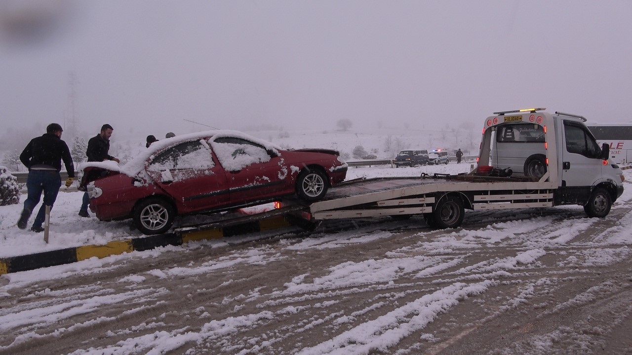 Kar yağışı kazayı beraberinde getirdi: 10 aracın karıştığı kazada 6 kişi yaralandı
