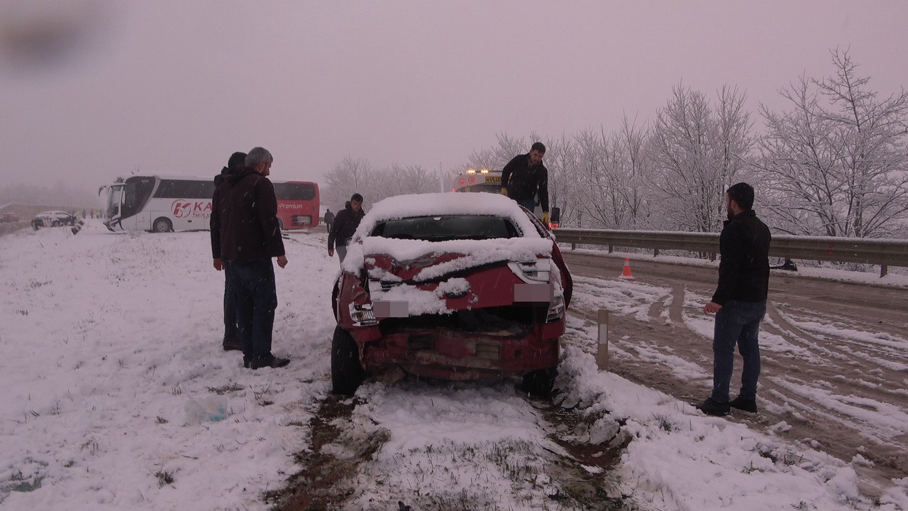 Kar yağışı kazayı beraberinde getirdi: 10 aracın karıştığı kazada 6 kişi yaralandı
