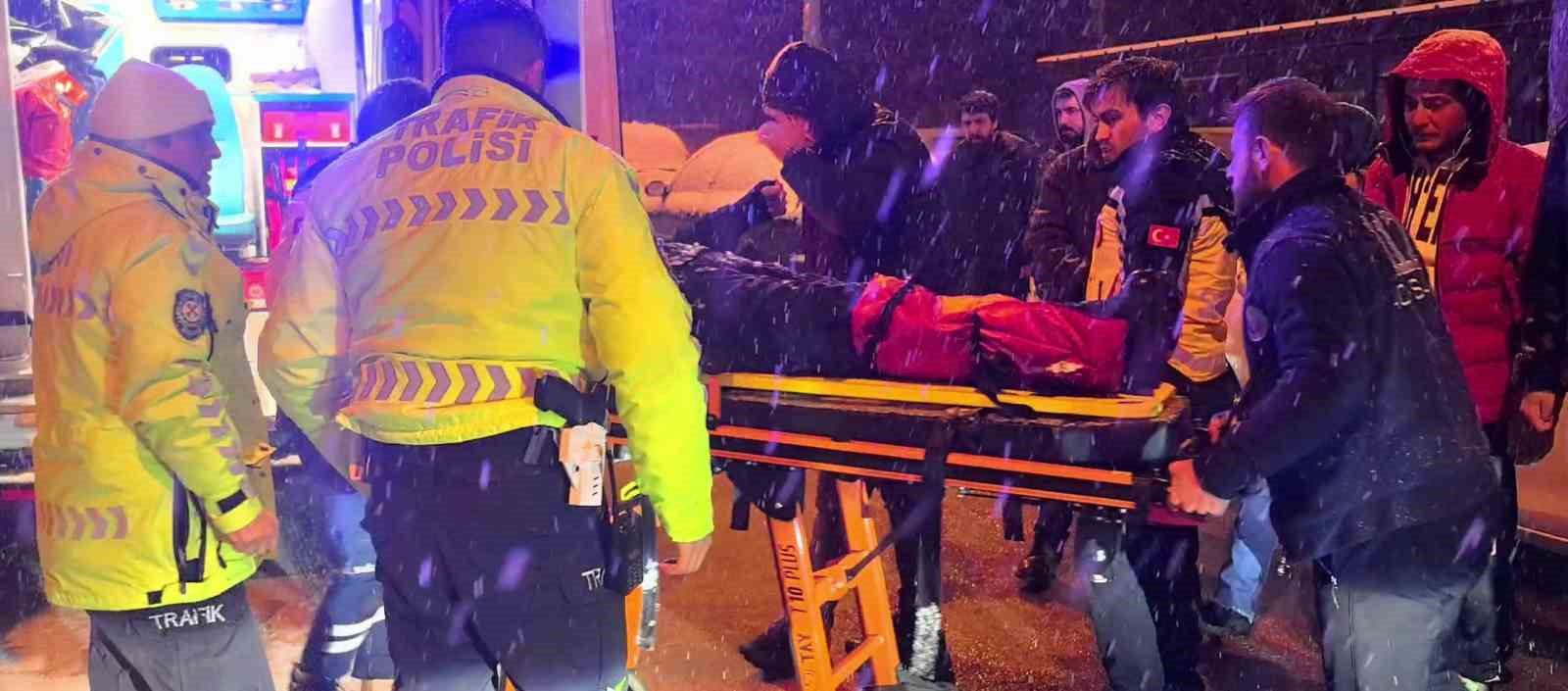 Kar yağışı kazayı beraberinde getirdi: Motokurye yaralandı
