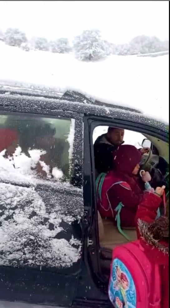 Kar yağışı nedeniyle yolda kalan öğrenci servisinin imdadına İl Özel İdaresi ekipleri yetişti
