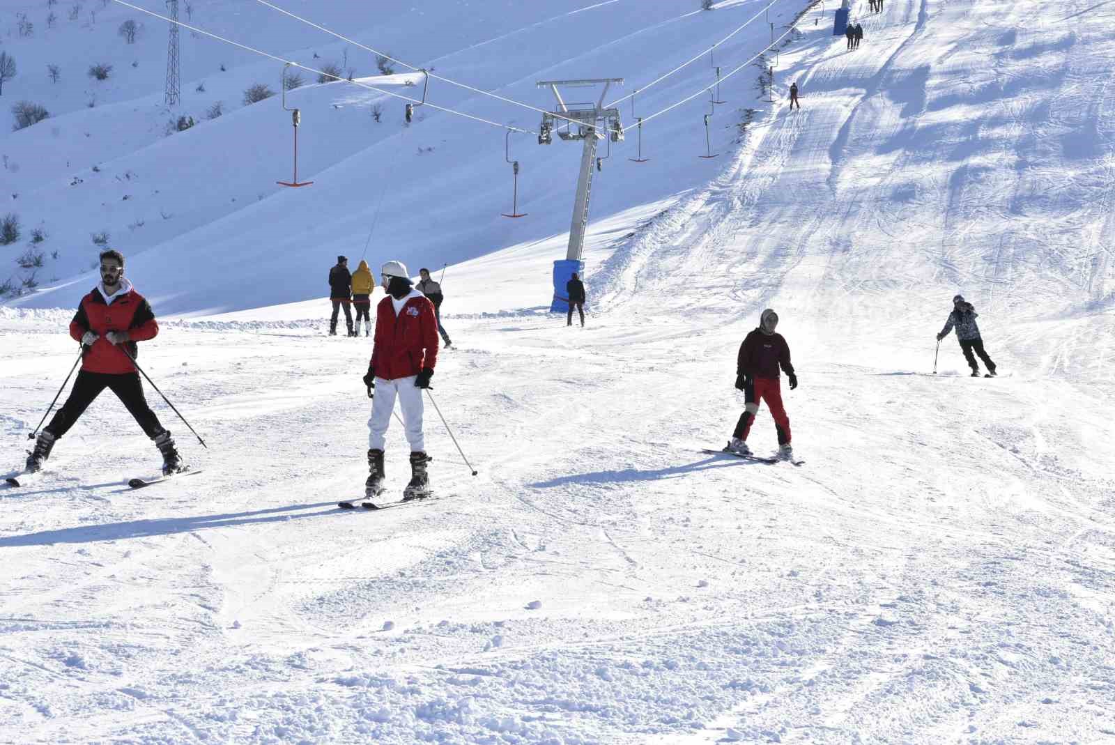 Kar yağışı sonrası Bitlis’te kayak tesislerinde yoğunluk
