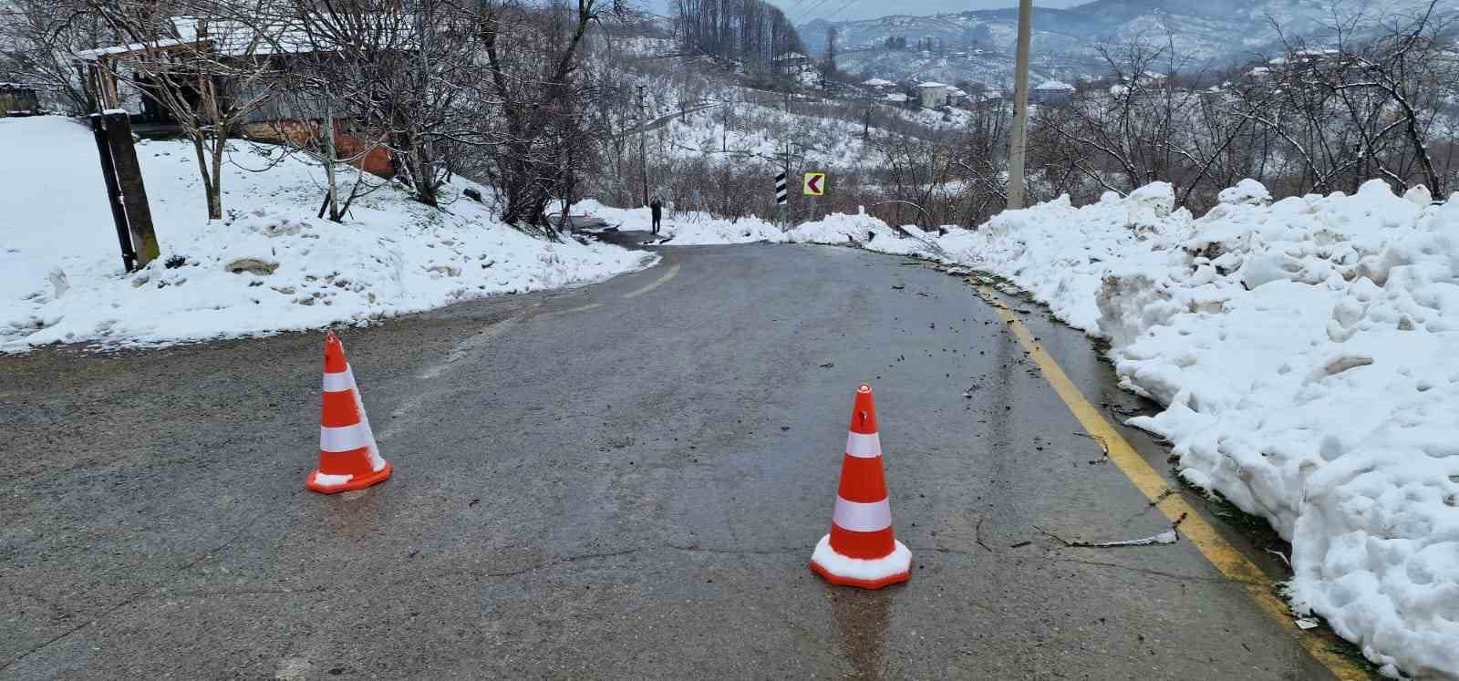 Kar yağışı sonrası mahalle yolu heyelana teslim oldu
