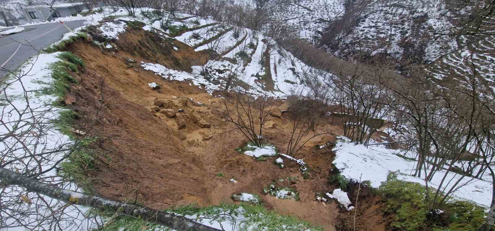 Kar yağışı sonrası mahalle yolu heyelana teslim oldu
