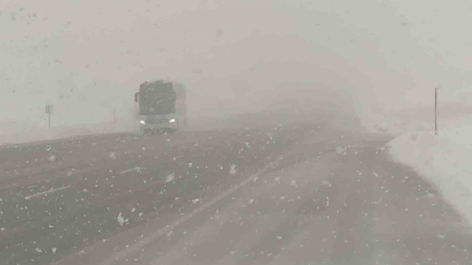 Kar yağışı Van-Bitlis yolunda etkili oluyor
