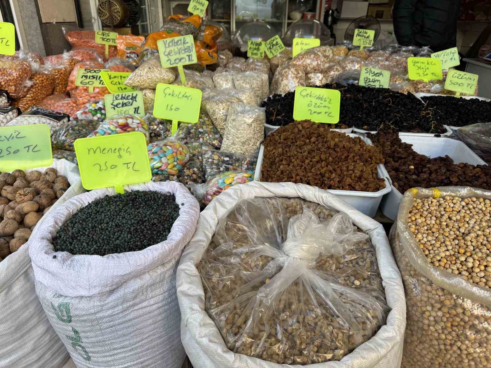 Kar yağışı vatandaşın kuru yemişe talebini arttırdı
