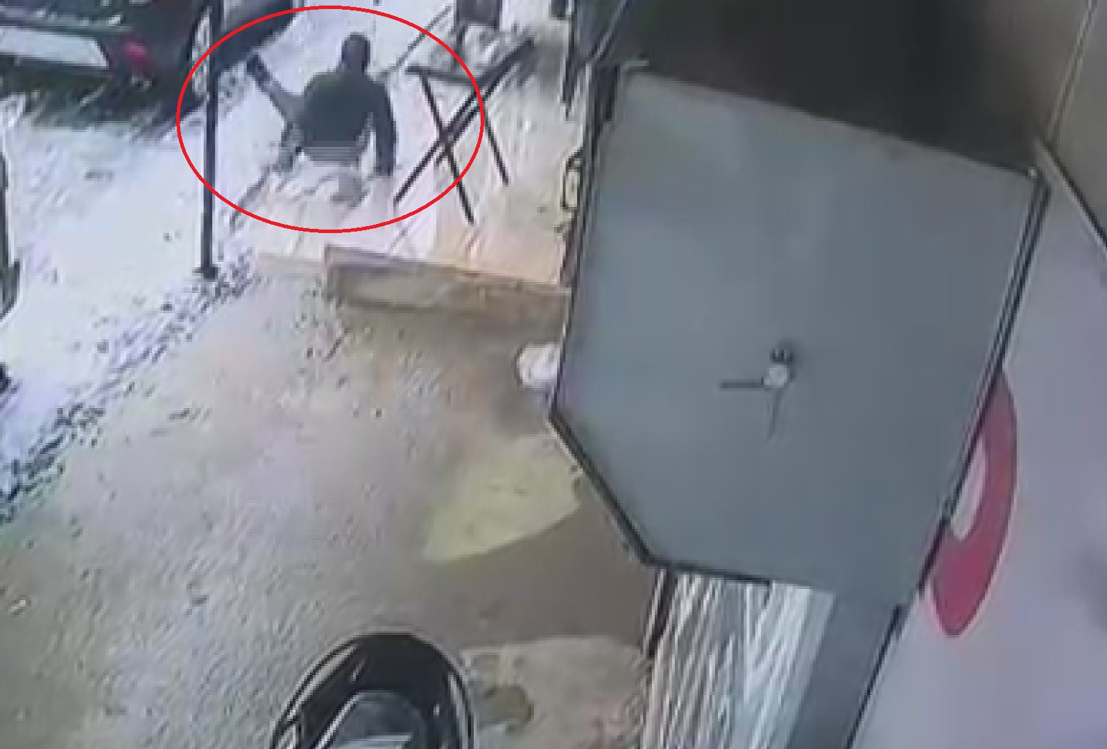 Kar yağışından dolayı kayganlaşan zemine ayağını atan yerle bir oldu
